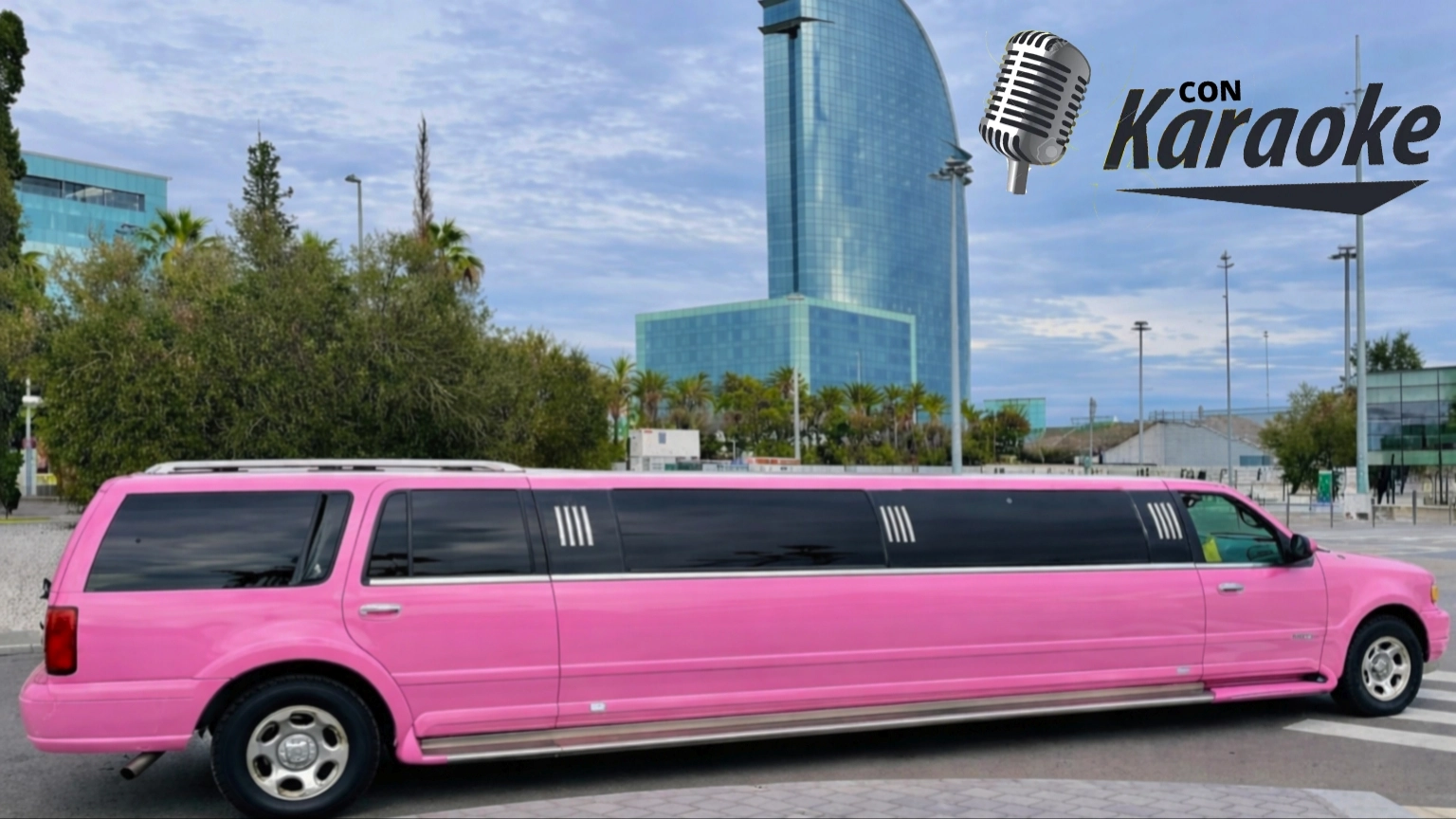 Limusina rosa grande con karaoke en interior y justo al lado hotel w